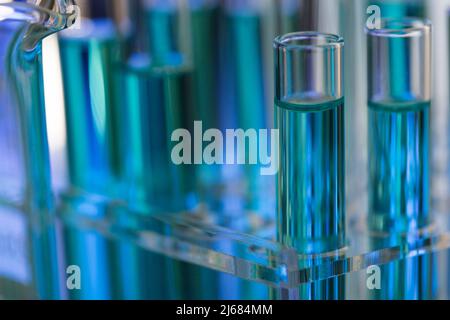 Provette ordinate in modo ordinato contenenti reagente blu in laboratorio di chimica - foto di scorta Foto Stock