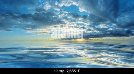 Nuvole di tempesta riflesse su acqua fredda liscia Foto Stock