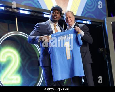 Las Vegas, Stati Uniti. 28th Apr 2022. I Los Angeles Chargers selezionano la guardia offensiva di Zion Johnson con il No. 17 Pick generale nella Draft NFL a Las Vegas, Nevada il Giovedi, Aprile 28, 2022. Foto di James Atoa/UPI. Credit: UPI/Alamy Live News Foto Stock