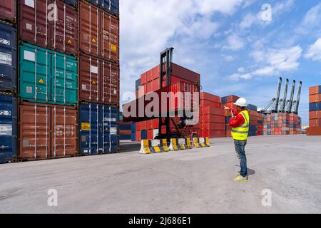 Controllo Foreman il caricamento di container box al carrello per la logistica Import Export Sfondo, Business concetto logistico, importazione ed esportazione di concetto Foto Stock