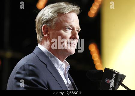 Las Vegas, Stati Uniti. 28th Apr 2022. Il commissario della NFL Roger Goodell parla sul palco durante la Draft della NFL a Las Vegas, Nevada, giovedì 28 aprile 2022. Foto di James Atoa/UPI Credit: UPI/Alamy Live News Foto Stock