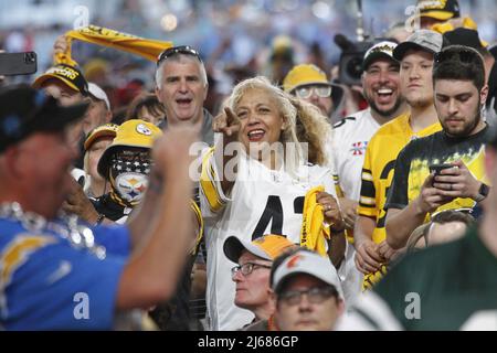 Las Vegas, Stati Uniti. 28th Apr 2022. Una vista dei tifosi di Pittsburgh Steelers che festeggiano durante la Draft NFL a Las Vegas, Nevada giovedì 28 aprile 2022. Foto di James Atoa/UPI Credit: UPI/Alamy Live News Foto Stock