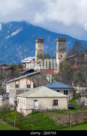 Antiche Torri di Svan tradizionali in Alto Svaneti, Caucaso. Viaggiare in Georgia Foto Stock