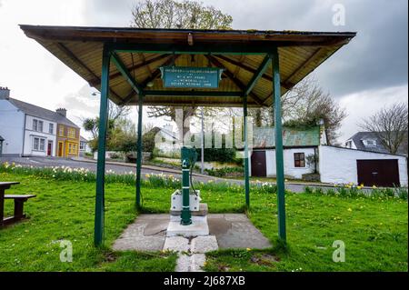 Culdaff, Irlanda - 18 aprile 2022: La pompa ornamentale e pozzo d'acqua a Culdaff, Donegal Irlanda Foto Stock