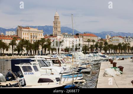 La città di Spalato in Croazia nella regione della Dalmazia, il porto sul lungomare con la storica Cattedrale di San Domnio Foto Stock