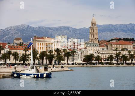 La città di Spalato in Croazia nella regione della Dalmazia, il porto sul lungomare con la storica Cattedrale di San Domnio Foto Stock