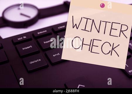 Testo che mostra il controllo invernale dell'inspirazione. Internet Concept Coldest Season Maintenance Preparedness Snow Shovel Hiemal computer Keyboard and Symbol Foto Stock