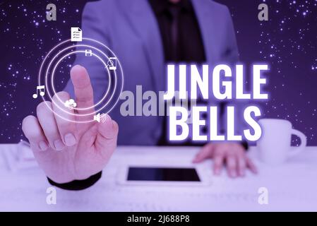 Ispirazione che mostra segno Jingle Bells. Business Concept la più famosa canzone tradizionale di Natale in tutto il mondo uomo d'affari in abito che punta verso l'alto Foto Stock