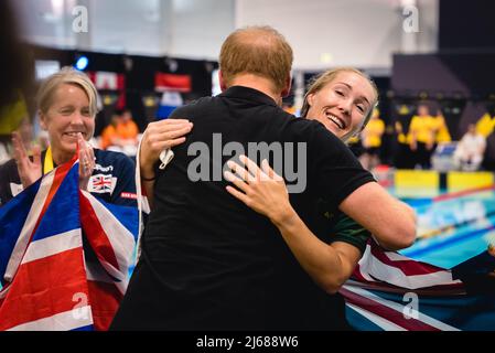 Il duca di Sussex con un concorrente britannico durante il nuoto agli Invictus Games a Het Hofbad l'Aia, Paesi Bassi. Data foto: aprile 2022 Foto Stock