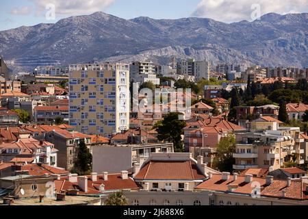 La città di Spalato in Croazia nella regione della Dalmazia vista attraverso i tetti concentrandosi su appartamenti a est Foto Stock