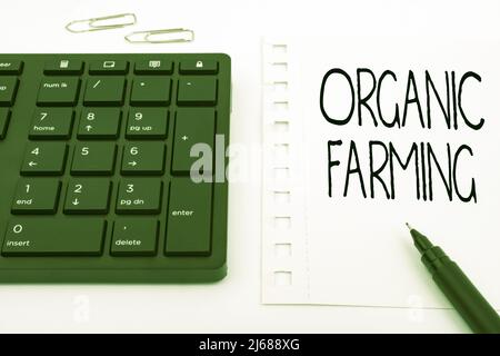 Scrittura visualizzazione testo Agricoltura biologica. Concetto che significa un sistema agricolo integrato che si impegna per la sostenibilità computer Keyboard e Symbol Foto Stock