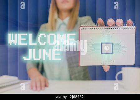 Presentazione concettuale Benvenuto a giugno. Concetto significato Calendario sesto mese secondo trimestre trenta giorni saluti Lady premendo schermo del telefono cellulare Foto Stock