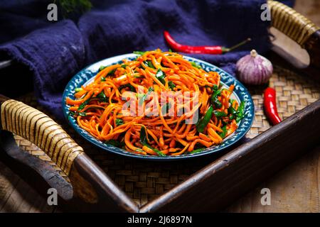 Un piatto di fiori di cordyceps fritti in padella Foto Stock