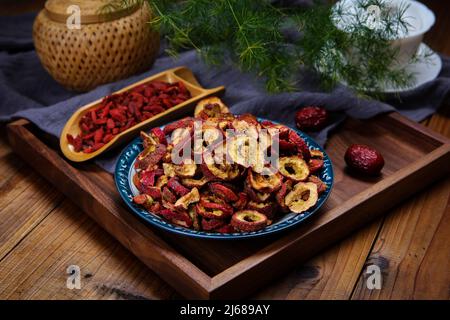 Un gran numero di bacche di goji secche di biancospino Foto Stock