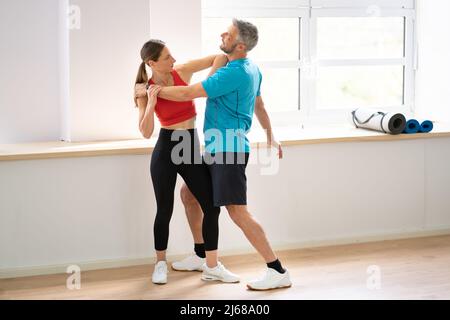 Lotta Sparring Fitness Training in palestra. Potenza femminile e autodifesa Foto Stock