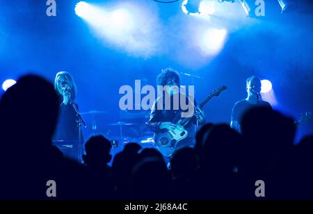 Malmo, Svezia. 28th, Aprile 2022. La band svedese The Wannadies suona un concerto dal vivo al Kulturbolaget di Malmoe. Qui cantante e musicista Pär Wiksten è visto dal vivo sul palco. (Photo credit: Gonzales Photo - Joe Miller). Credit: Gonzales Photo/Alamy Live News Foto Stock