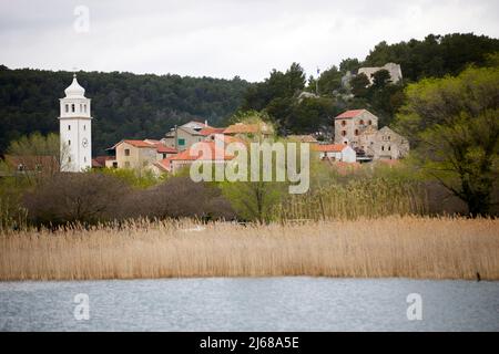Skradin una piccola città nella contea di Šibenik-Knin della Croazia, campanile della Chiesa di Mala Gospa Foto Stock
