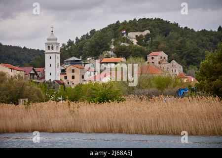 Skradin una piccola città nella contea di Šibenik-Knin della Croazia, campanile della Chiesa di Mala Gospa Foto Stock