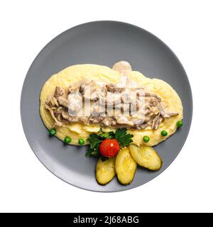 Porzione isolata di stroganoff di manzo con patate Foto Stock