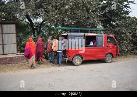 INDIA, UTTTAR PRADESH, dicembre 2021, passeggeri che entrano nel furgone rosso, villaggio di Amei Foto Stock