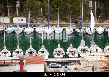 Skradin una piccola città della contea di Šibenik-Knin della Croazia, Krka fiume ACI Marina Foto Stock