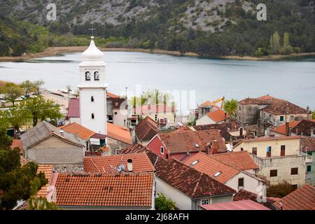 Skradin una piccola città nella contea di Šibenik-Knin della Croazia, campanile della Chiesa di Mala Gospa Foto Stock