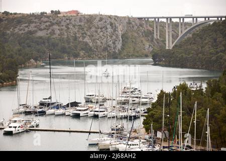 Skradin una piccola città nella contea di Šibenik-Knin della Croazia, Krka River ACI Marina e Krka Bridge Foto Stock