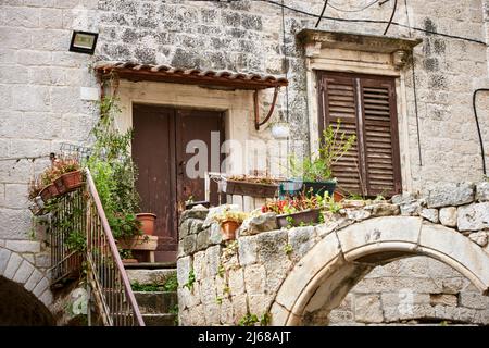 Trogir in Croazia costa adriatica centrale, passi nella città vecchia Foto Stock