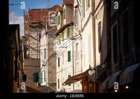 La città di Spalato in Croazia nella regione della Dalmazia, strade strette nella città vecchia Foto Stock