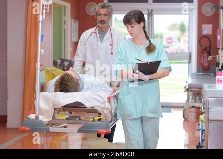 concetto di lettiera per siringa ospedaliera di emergenza Foto Stock