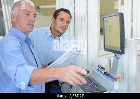 due ingegneri discutono di qualcosa in una fabbrica Foto Stock