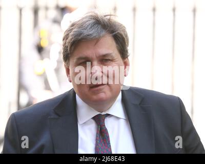 Londra, Regno Unito, 26th aprile 2022. Il Ministro della criminalità e della polizia Kit Malthouse parte dopo la riunione settimanale del Gabinetto al n. 10 Downing Street. Foto Stock