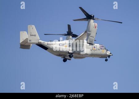 Un velivolo Bell Boeing CVM-22B Osprey Tilt-Rotor con il Fleet Logistics Multi-Mission Squadron 30 (VRM-30) al largo della USS Abraham Lincoln Foto Stock