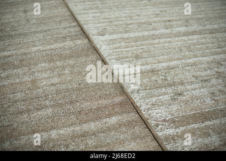 Passerella sulla neve. Piattaforma sul lago. Dettagli delle tavole di ormeggio. Foto Stock