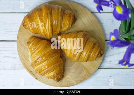 Alcuni croissant freschi su una superficie di legno Foto Stock
