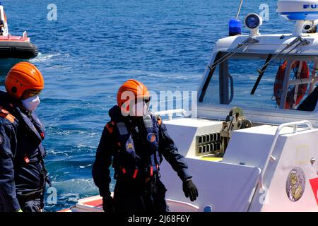 Vulcano, Sicilia, Aprile 9, guardia costiera italiana durante un esercizio sull'isola di Vulcano. Dettagli e dettagli sulla zona ricamata della guardia costiera italiana su 2022. Foto Stock