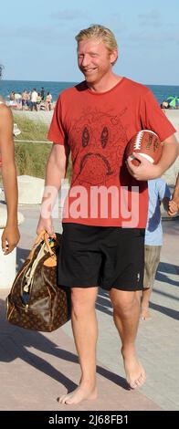 MIAMI BEACH - FL- 30 DICEMBRE 2007: Un'ustione molto sole che guarda tre volte campione di Wimbledon, leggenda del Tennis Boris Becker a Miami Beach con X-moglie Barbara Becker e i suoi figli, Noah ed Elias entrambi sui telefoni cellulari. Persone: Boris Becker Foto Stock