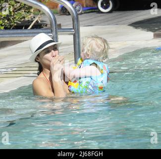 MIAMI BEACH, FL - DICEMBRE 27: L'ex campione di Wimbledon Boris Becker e la sua nuova moglie, modello olandese Sharlely 'Lilly' Kerssenberg 35 sono stati avvistati godendo una giornata in piscina con il loro figlio di un anno Amadeus Becker. Il 27 dicembre 2011 a Miami Beach, Florida persone: Boris Becker Sharlely Lilly Kerssenberg Amadeus Foto Stock