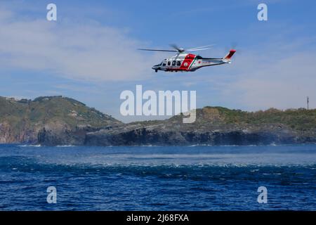 Vulcano, Sicilia, Aprile 9, guardia costiera italiana durante un esercizio sull'isola di Vulcano. Dettagli e dettagli sulla zona ricamata della guardia costiera italiana su 2022. Foto Stock