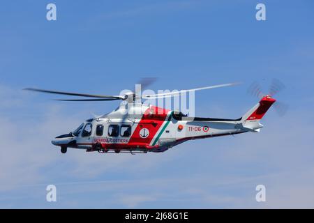 Vulcano, Sicilia, Aprile 9, guardia costiera italiana durante un esercizio sull'isola di Vulcano. Dettagli e dettagli sulla zona ricamata della guardia costiera italiana su 2022. AgustaWestland AW139 Foto Stock