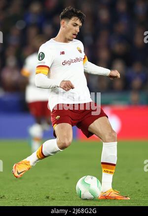 Leicester, Regno Unito. 28th aprile 2022. Roger Ibanez di AS Roma durante la partita della UEFA Europa Conference League al King Power Stadium di Leicester. Il credito dell'immagine dovrebbe leggere: Darren Staples / Sportimage Credit: Sportimage/Alamy Live News Foto Stock