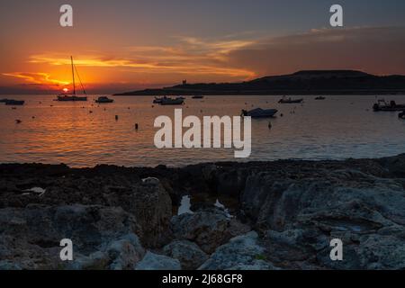 Una sequenza di immagini dell'alba a Qawra St Paul's Bay, Malta Foto Stock