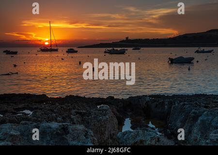 Una sequenza di immagini dell'alba a Qawra St Paul's Bay, Malta Foto Stock