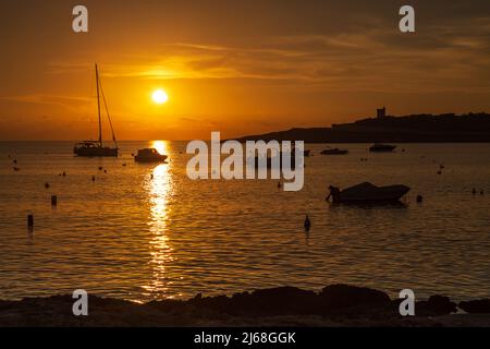 Una sequenza di immagini dell'alba a Qawra St Paul's Bay, Malta Foto Stock