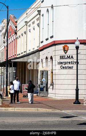 Selma, Alabama, USA-1 marzo 2022: Tre turisti afro-americani in piedi di fronte al Selma Interpretive Center, il centro di accoglienza all'inizio Foto Stock