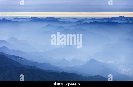 Chinas West henan funiu bellezza come la pittura di paesaggio al mattino Foto Stock