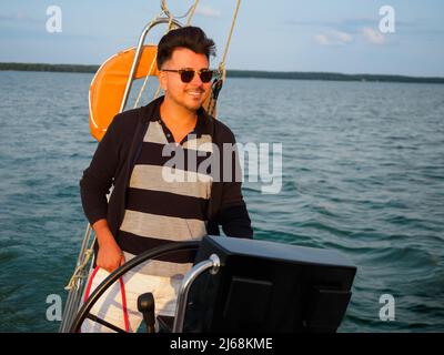 bel capelli neri persona volante barca a vela o barca a vela in una vacanza Foto Stock