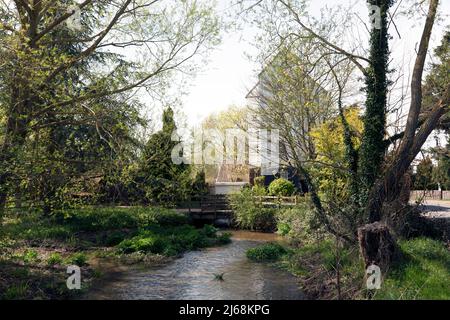 Vista di Littlebourne Mill, sul Little Stour, Kent Foto Stock