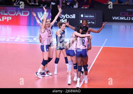 ANKARA, TURCHIA - 18 DICEMBRE 2021: I giocatori di Imoco festeggiano il punteggio durante la partita finale di FIVB volle di Itambe Minas vs Imoco Volley Conegliano Foto Stock