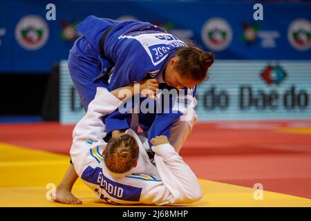 Sofia, Bulgaria. 29th Apr 2022. SOFIA, BULGARIA - APRILE 29: Pleuni Cornelisse dei Paesi Bassi nella partita contro Daria Bilodid dell'Ucraina nel -57kg al Campionato europeo di Judo Seniors Sofia 2022 il 29 Aprile 2022 a Sofia, Bulgaria (Foto di Nikola Krstic/Orange Pictures) Credit: Orange Pics BV/Alamy Live News Foto Stock